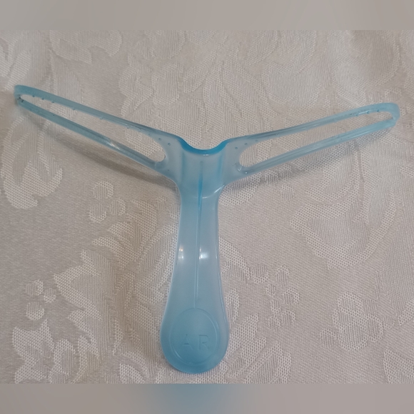 Set Of Headbands, Makeup Brushes And Eyebrow Shaping Template - Picture 13 of 13